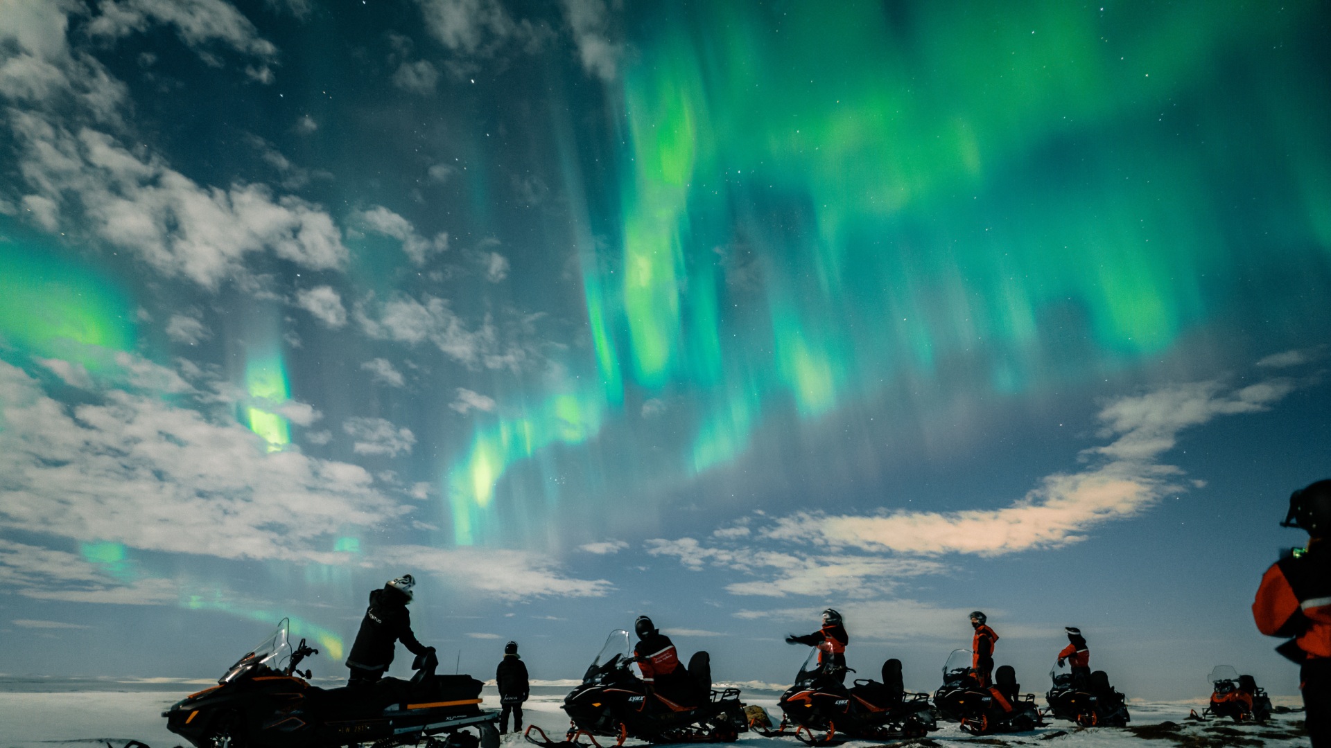Schneemobil unter Nordlichtern Alta